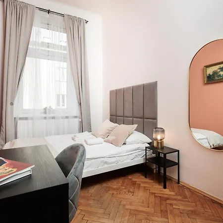 Stylowy - 6 Sypialni - Krakow, Stare - By Upstairs شقة كراكوفيا